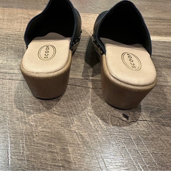 Scoop Black Clogs - Picture 4 of 5